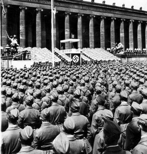La Legión Cóndor escucha las palabras de Hitler