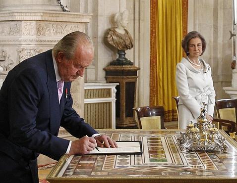 Don Juan Carlos sanciona su última ley ante Doña Sofía