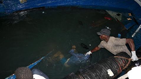 Rescate de un cadáver en la costa de Libia
