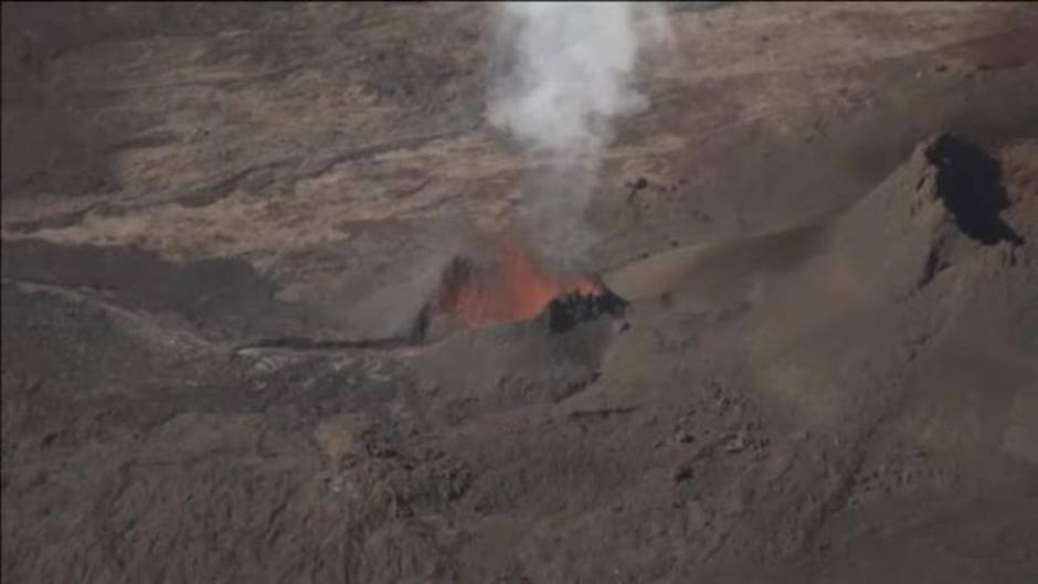 Espectacular erupción del volcán Pitón de la Fourniase en la Isla de la