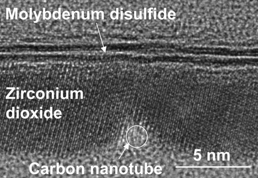 Corte del transistor, visto al microscopio electrónico. Esos tamaños no son visibles con la luz de los microscopios ópticos