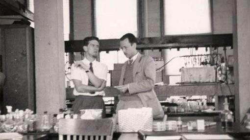 Alberto Sols (a la derecha) en 1952