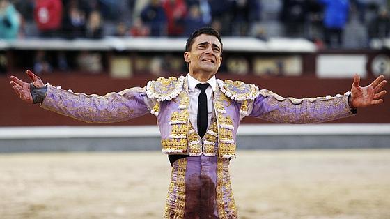 Paco Ureña se emocionó tras rematar su gran tarde