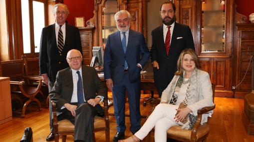 Los miembros del Jurado, reunidos en la Casa de ABC. De pie, y de izquierda a derecha: Javier Barcáiztegui, Darío Villanueva y Ramón Pérez-Maura; sentados: José Pedro Pérez-Llorca y Mercedes Monmany
