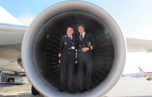 El capitán Hartlöhner, junto a su copiloto, al acabar el último vuelo comercial, en 2012, bajo su mando en Air Europa, desde Salvador de Bahía a Madrid