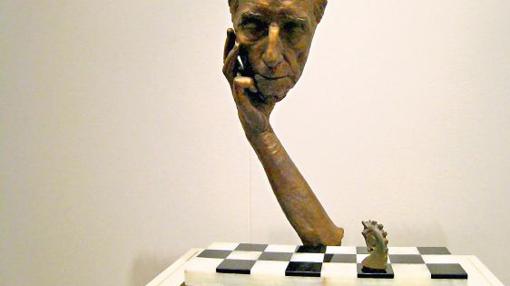 Una de las últimas esculturas de Duchamp, con su rostro junto al tablero de ajedrez