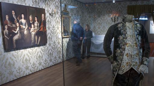 La exposición muestra trajes y costumbres de la época de la Revolución americana