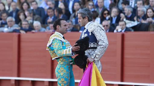 Ferrrera tuvo el detalle de compartir banderillas con Montoliu en un emotivo tercio