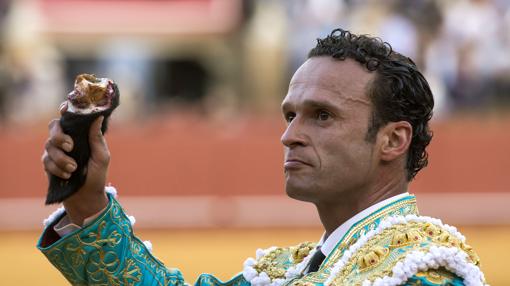 Ferrera pasea una oreja de ley del cuarto toro de la A coronada