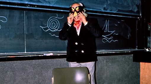 Alberti, en plena intervención en las aulas de la universidad