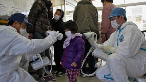 Control de radiactividad en Minamisoma, a 20 kilómetros de la siniestrada central nuclear de Fukushima 1