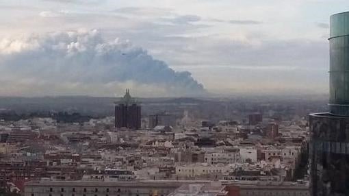 Columna de humo del incendio de Seseña visible desde la capital