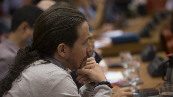 El secretario general de Podemos, Pablo Iglesias, durante la comparecencia de Guindos