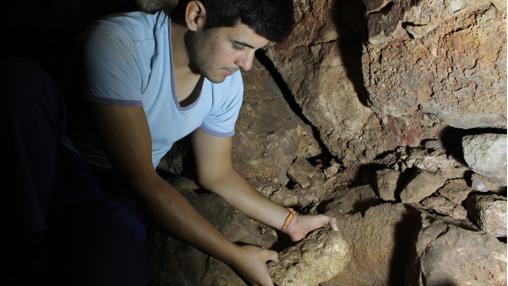 Uno de los arqueólogos, con una de las piezas encontradas