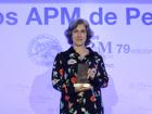 Sara Medialdea posa con el premio otorgado por la APM