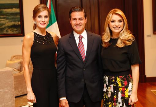 La Reina junto a Peña Nietoy su mujer