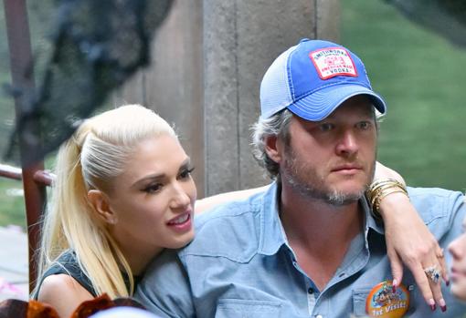 El cantante junto con su actual pareja