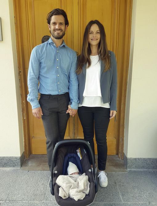 Carlos Felipe y Sofía de Suecia junto a su hijo Gabriel