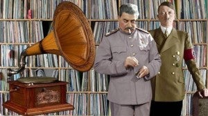Montaje de Stalin (izquierda) y Hitler, sobre una coleción de discos