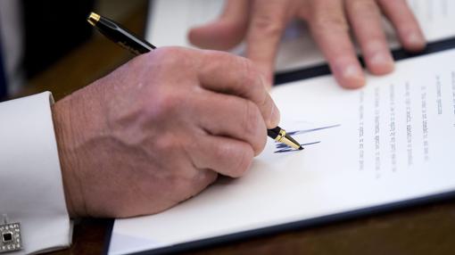 Donald Trump firma el pasado día 3 de febrero una Orden Ejecutiva en el Pentágono