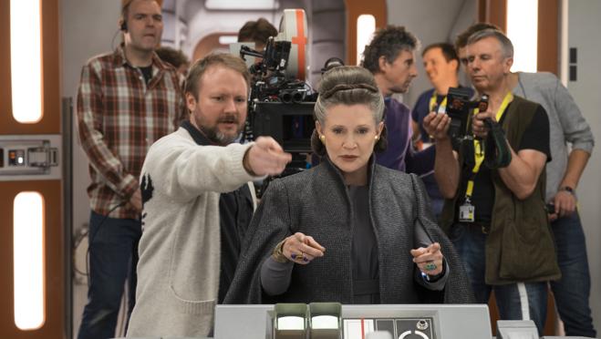 Rian Johnson, durante el rodaje con Carrie Fisher