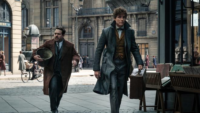 Dan Fogler como Jacob y Eddie Redmayne como Newt en Animales fantásticos y dónde encontrarlos 2: Los crímenes de Grindelwald