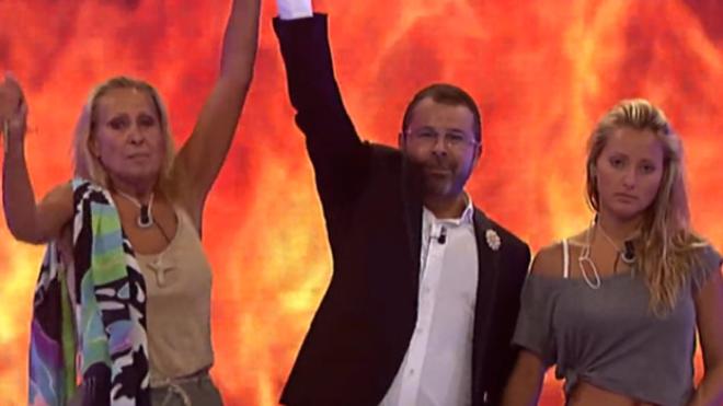 Rosa Benito, alzándose como ganadora de «Supervivientes 2011»