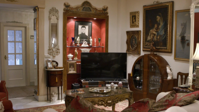 Casa de Ángel Garó, en la que se aprecia parte de su colección pictórica