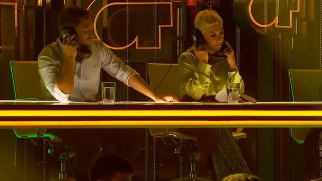 Manuel Martos junto con Ana Torroja, visionando las actuaciones de la gala 0