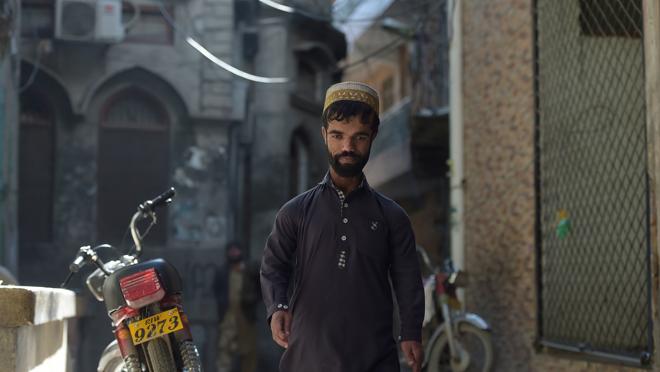 Rozi Khan caminando por una calle de Rawalpindi