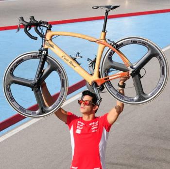 Jordi Torres muestra su bicicleta el en Maphre Aspar Team