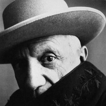 Picasso, con su capa Seseña
