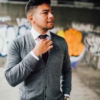 Con camisa y corbata