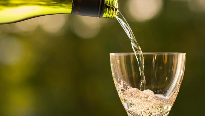 En los blancos, si distinguimos tonos pajizos o verdosos estamos ante un vino joven
