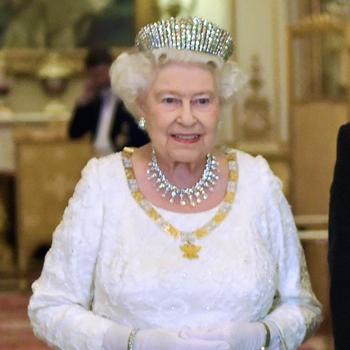 Isabel II, con la tiara Kokoshnik