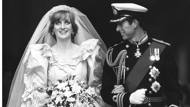 Lady Di y el príncipe Carlos el día de su boda, ella luce la tiara Spencer