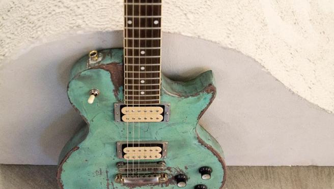 Guitarra cubierta con cemento de lujo