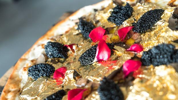 La pizza de caviar y oro de 2.000 euros