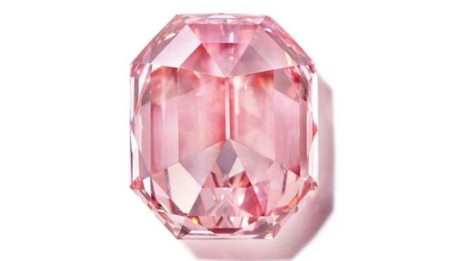 The Pink Legacy, un diamante rosa Fancy Vivid de talla rectangular con corte de esquina de 18,96 quilates