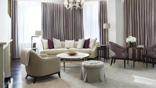 Sala de estar de una de las suites del hotel Corinthia