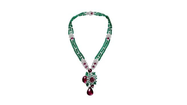 Collar Colorarura de rubíes, esmeraldas y diamantes sobre platino