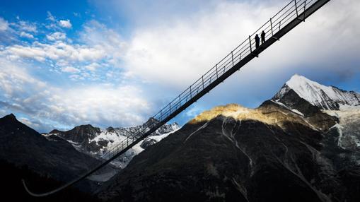 El nuevo puente complementa una ruta de senderismo de dos días en el entorno de Zermatt, con vistas al Cervino (4.478 metros).