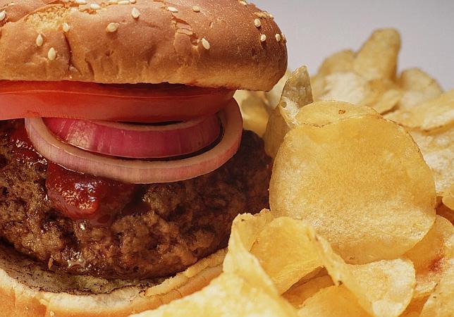 Tomar comida rápida tres veces por semana puede generar asma y eccemas en niños
