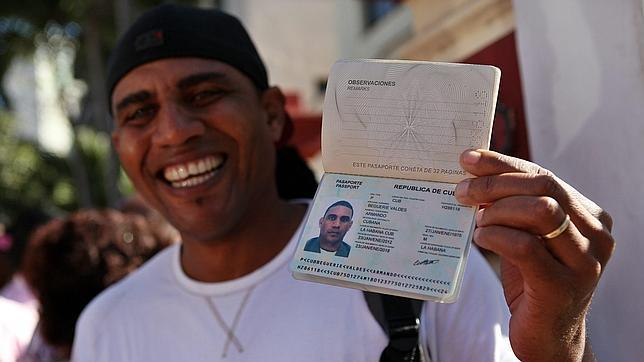 La disidencia cubana califica de «engañifa» la nueva libertad para viajar
