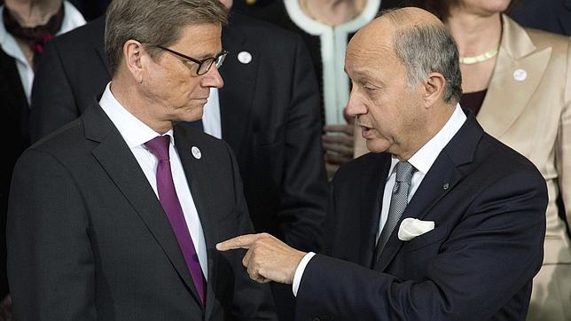Los ministros de Exteriores alemán y francés, Westerwelle y Fabius, ayer en Berlín