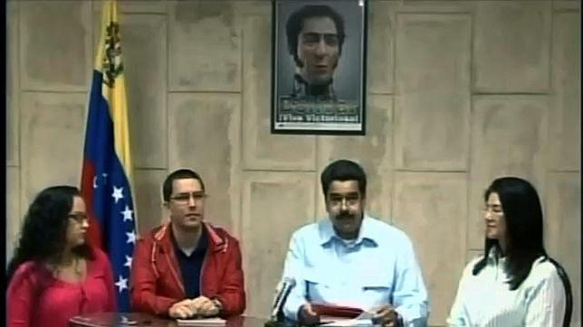 La hija mayor de Chávez, Rosa Virginia, y su marido no se separan del presidente