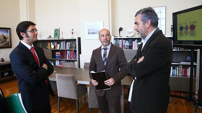 El consejero de Hacienca, con el arquitecto Luis Moreno y el empresario Eugenio Escalona