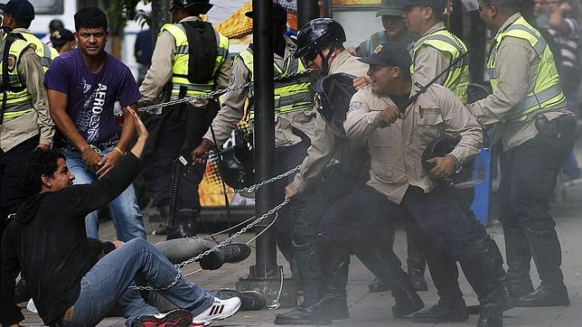 Estudiantes venezolanos piden que se declare la ausencia absoluta de Hugo Chávez