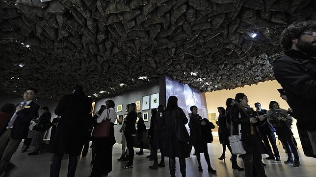 La muestra recrea en una sala los 1.200 sacos de carbón que Duchamp instaló en la Exposición Internacional del Surrealismo del 38