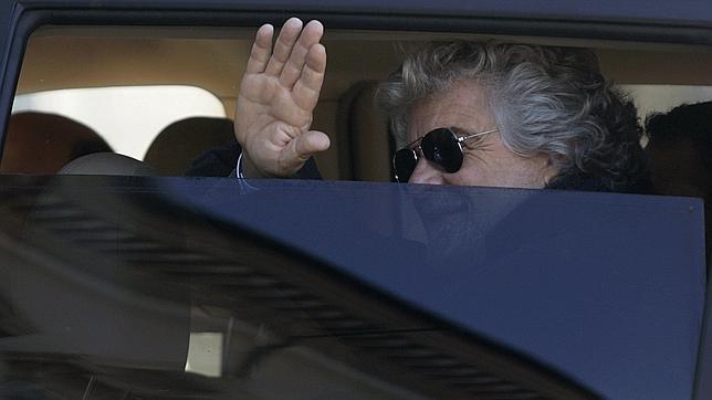 Grillo pide a Napolitano formar Gobierno; Berlusconi insiste en pactar con Bersani